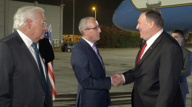 وزير الخارجية الأمريكي مايك بومبيو ، يهبط في مطار بن غوريون، 18 اكتوبر 2019 (Ziv Sokolov/US Embassy Jerusalem)