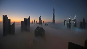 شروق الشمس فوق مدينة دبي، مع برج دبي، اطول مبنى في العالم، في الخلفية (AP Photo/Kamran Jebreili)