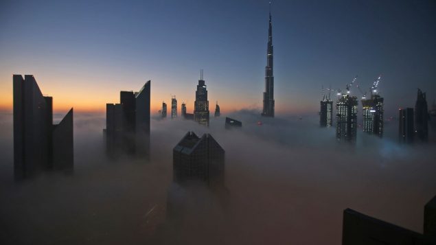 شروق الشمس فوق مدينة دبي، مع برج دبي، اطول مبنى في العالم، في الخلفية (AP Photo/Kamran Jebreili)
