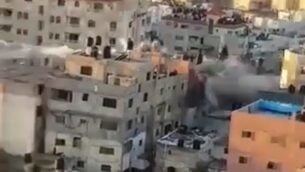 من الأرشيف: لقطة شاشة من مقطع فيديو نُشر على تويتر يُزعم أنه يظهر لحظة هدم الجيش الإسرائيلي لمنزل إسلام يوسف أبو حميد، المتهم بقتل الجندي رونين لوبارسكي، 15 ديسمبر، 2018.  (Screen grab)
