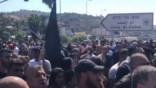 الاف العرب الإسرائيليون يتظاهرون ضد العنف في المدينة والتقاعس المفترض من قبل الحكومة والشرطة بخصوص المسألة، 4 اكتوبر 2019 (Screen grab via Channel 13)