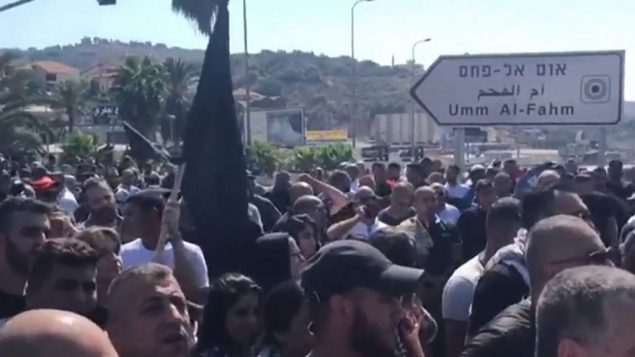 الاف العرب الإسرائيليون يتظاهرون ضد العنف في المدينة والتقاعس المفترض من قبل الحكومة والشرطة بخصوص المسألة، 4 اكتوبر 2019 (Screen grab via Channel 13)