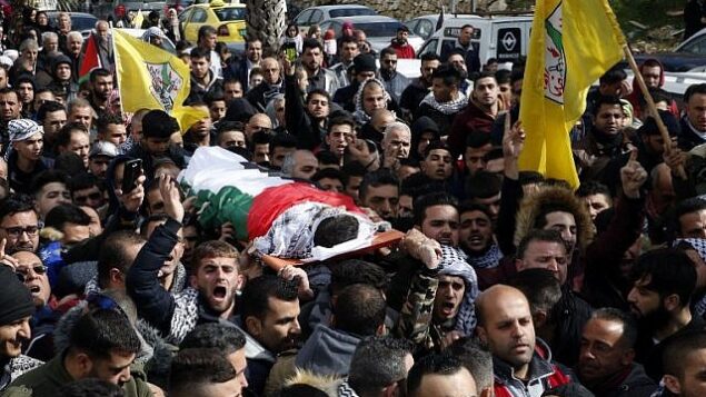 فلسطينيون يشاركون في جنازة حمزة يوسف زماعرة في مدينة حلحول بالضفة الغربية، 17 فبراير، 2018.  (AFP Photo/Hazem Bader)