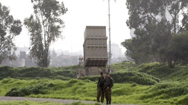 صورة توضيحية: جنود إسرائيليون يقفون بالقرب من بطارية لمنظومة ’القبة الحديدية’ للدفاع الصاروخي، تم نشرها في تل أبيب في 24 يناير، 2019.  (Menahem KAHANA / AFP)