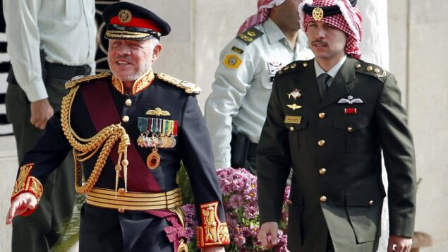 الملك الأردني عبد الله الثاني وولي العهد حسين (يمين) يصلان الى الجلسة الافتتاحية للبرلمان في العاصمة الأردنية عمان، 10 نوفمبر، 2019. (Khalil MAZRAAWI / AFP)
