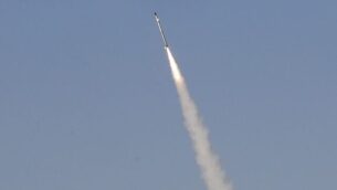 الدخان من صاروخ اعتراض إسرائيلي اطلق من نظام القبة الحديدية، على ما يبدو لإسقاط صاروخ أطلقته حركات في قطاع غزة على مدينة أشدود جنوب إسرائيل، 12 نوفمبر 2019. (Jack GUEZ / AFP )