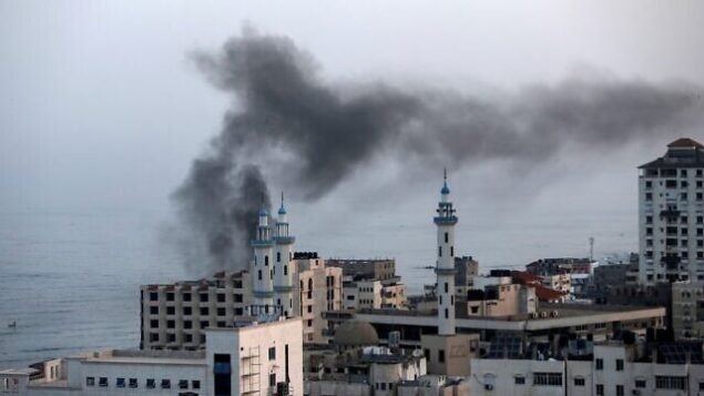 الدخان يتصاعد بعد غارة جوية إسرائيلية في مدينة غزة، 13 نوفمبر، 2019.  (MAHMUD HAMS / AFP)