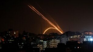 توضيحية: إطلاق صواريخ من قطاع غزة تجاه إسرائيل، 13 نوفمبر، 2019.   (Anas Baba/AFP)