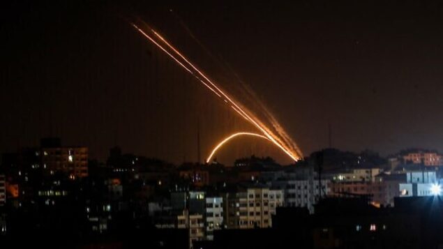 توضيحية: إطلاق صواريخ من قطاع غزة تجاه إسرائيل، 13 نوفمبر، 2019.   (Anas Baba/AFP)