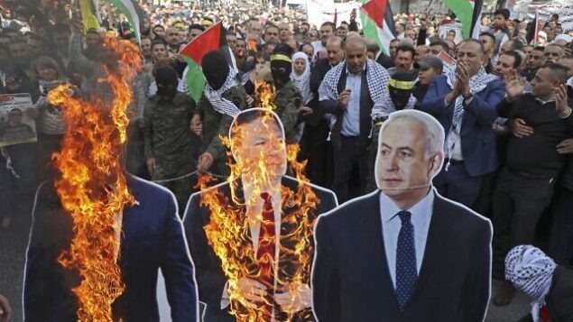 متظاهرون فلسطينيون يحرقون مجسمات للرئيس الأمريكي دونالد ترامب، ووزير خارجيته مايك بومبيو، ورئيس الوزراء بنيامين نتنياهو، خلال تظاهرة في وسط مدينة نابلس بالضفة الغربية، 26 نوفمبر، 2019. (Jaafar ASHTIYEH / AFP)