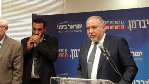 رئيس حزب ’يسرائيل بيتنو’، أفيغدور ليبرمان، يتحدث خلال جلسة لكتلة الحزب في الكنيست، 20 نوفمبر، 2019. (Raoul Wootliff/Times of Israel)