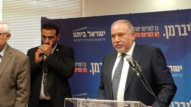 رئيس حزب ’يسرائيل بيتنو’، أفيغدور ليبرمان، يتحدث خلال جلسة لكتلة الحزب في الكنيست، 20 نوفمبر، 2019. (Raoul Wootliff/Times of Israel)