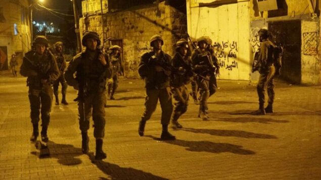 صورة توضيحية: جنود اسرائيليون خلال مداهمة في الضفة الغربية (Israel Defense Forces)