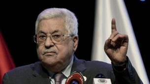 رئيس السلطة الفلسطبنبة محمود عباس يلقي كلمة أمام ’المنتدى الوطني الرابع للثورة الصناعية الرابعة’ خلال الجلسة الافتتاحية في مدينة رام الله بالضفة الغربية، 9 سبتمبر، 2019. (Nasser Nasser/AP)
