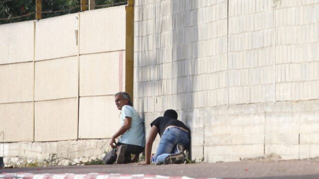 أشخاص يختبئون خلال صفارات الإنذار من الغارات الجوية في سديروت، جنوب إسرائيل، 13 نوفمبر 2019. (AP / Ariel Schalit)