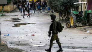 صورة توضيحية: فلسطينيون يشتبكون مع جنود إسرائيليين في مدينة جنين بالضفة الغربية، 18 يناير 2018. (Nasser Ishtayeh/Flash90)