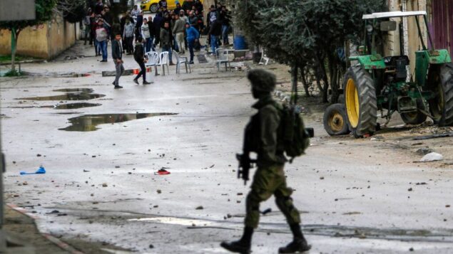 صورة توضيحية: فلسطينيون يشتبكون مع جنود إسرائيليين في مدينة جنين بالضفة الغربية، 18 يناير 2018. (Nasser Ishtayeh/Flash90)
