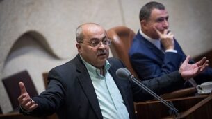 عضو الكنيست أحمد الطيبي يلقي كلمة خلال جلسة خاصة للكنيست بكامل هيئتها لمناقشة مشروع قانون "الدولة القومية"، 8 أغسطس، 2018.  (Yonatan Sindel/Flash90)