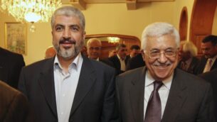 قائد حماس خالد مشعل، يسار، مع رئيس السلطة الفلسطينية محمود عباس. (AP)