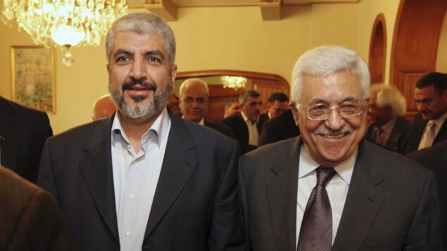 قائد حماس خالد مشعل، يسار، مع رئيس السلطة الفلسطينية محمود عباس. (AP)