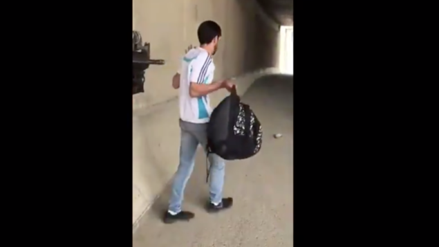 تصوير يظهر شرطي من حرس الحدود يطلق رصاصة مطاطية على فلسطيني كان يمشي ويداه مرفوعتان. (Screen capture/Twitter)
