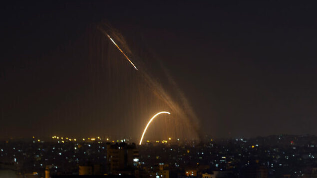 إطلاق صواريخ من قطاع غزة تجاه إسرائيل، 13 نوفمبر، 2019. (AP Photo/Khalil Hamra)