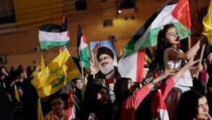 مناصرو حزب الله يشاركون في مسيرة لإحياء ’يوم القدس’ المناهض لإسرائيل في بيروت، لبنان، 31 مايو، 2019. (AP Photo/Hassan Ammar)