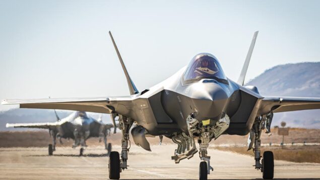 طائرتان مقاتلتان من طراز F-35 في قاعدة نيفاتيم الجوية في جنوب إسرائيل تصل من الولايات المتحدة، 14 يوليو 2019. (Israel Defense Forces)