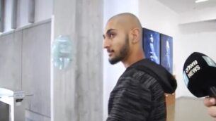 لقطة شاشة لمقطع فيديو يظهر فيه أمير أبو لبن، المشتبه بدهس طفل (8 سنوات) في يوم الغفران، في محكمة بتل أبيب. (Walla News)