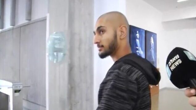 لقطة شاشة لمقطع فيديو يظهر فيه أمير أبو لبن، المشتبه بدهس طفل (8 سنوات) في يوم الغفران، في محكمة بتل أبيب. (Walla News)