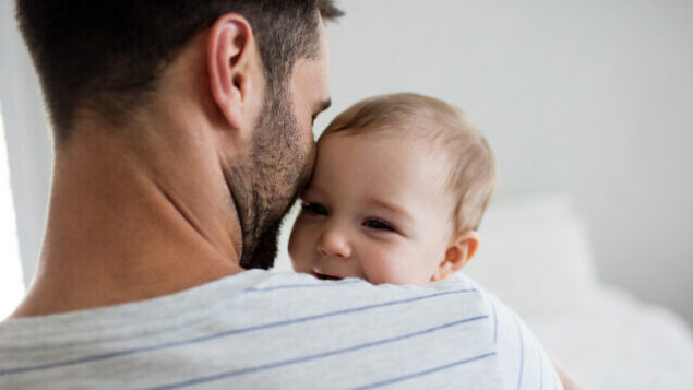 توضيحية: أب يحمل طفلته في المنزل.  (Wavebreakmedia; iStock by Getty Images)