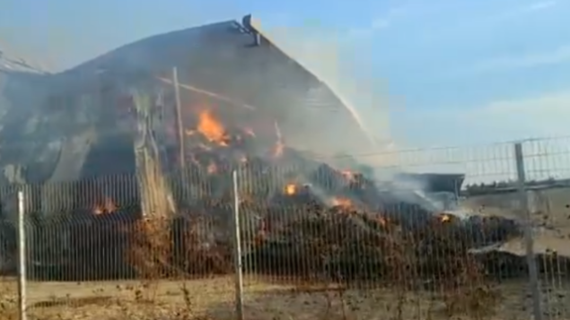 احتراق قش في موشاف نهلال بشمال البلاد، 11 نوفمبر، 2019. (Fire and Rescue Services/Twitter screenshot)