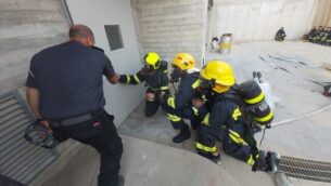 رجال إطفاء إسرائيليون يتدربون في أكاديمية إطفاء إسرائيلية، 5 نوفمبر، 2019 في ريشون لتسيون. (Credit: COGAT)