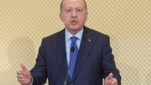 الرئيس التركي رجب طيب أردوغان يتحدث خلال مؤتمر صحفي مشترك مع نظيره التونسي في القصر الرئاسي في قرطاج، شرق العاصمة تونس، 25 ديسمبر 2019. (FETHI BELAID / AFP)