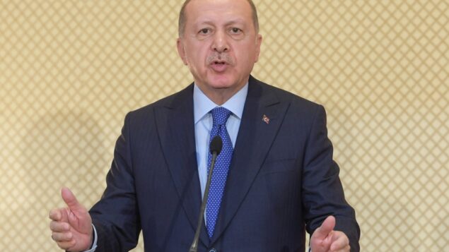 الرئيس التركي رجب طيب أردوغان يتحدث خلال مؤتمر صحفي مشترك مع نظيره التونسي في القصر الرئاسي في قرطاج، شرق العاصمة تونس، 25 ديسمبر 2019. (FETHI BELAID / AFP)