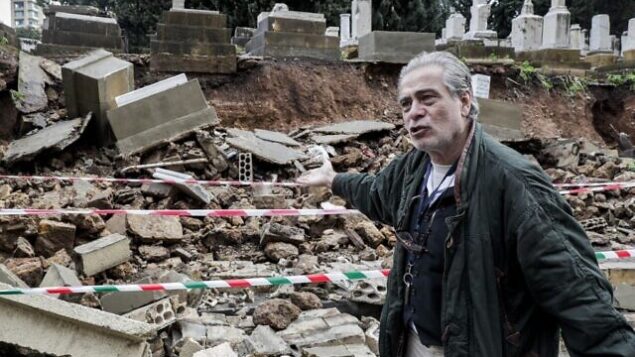 ناجي جورج زيدان ، الخبير في المجتمع اليهودي في لبنان والمتابع لشؤون المقبرة  اليهودية في العاصمة بيروت، يتفقد الموقع بعد أن تعرضت عدة قبور لأضرار أثناء عاصفة شتوية، 26 ديسمبر 2019. (Anwar Amro/AFP)