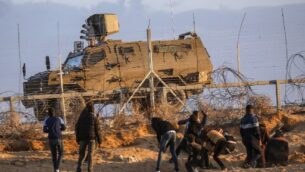 متظاهرون فلسطينيون يرشقون القوات الإسرائيلية بالحجارة على الحدود بين إسرائيل وغزة، شرق رفح في جنوب القطاع، 27 ديسمبر 2019. (SAID KHATIB / AFP)