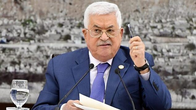رئيس السلطة الفلسطينية محمود عباس يتحدث أمام قادة فلسطينيين في المقاطعة، مقر السلطة الفلسطينية، في رام الله بالضفة الغربية، 25 يوليو، 2019.  (Wafa news agency)