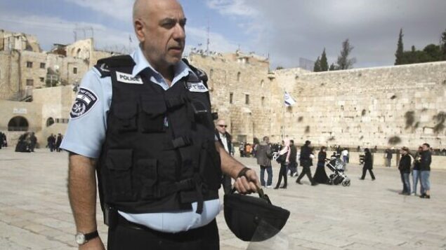 قائد شرطة القدس الأسبق، نيسان ’نيسو’ شاهام في باحة الحائط الغربي بالقدس القديمة في عام 2012.  ( Uri Lenz/Flash90)