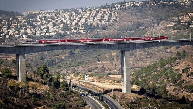 صورة لخط القطار الكهربائي بين مدينة القدس ومطار بن غوريون بالقرب من القدس،  25 سبتمبر، 2018.(Yossi Zamir/Flash90)