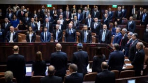 قاعة الكنيست بكامل هيئتها خلال الجلسة الافتتاحية للكنيست ال22 في القدس، 3 أكتوبر، 2019. (Hadas Parush/Flash90) قاعة الكنيست بكامل هيئتها خلال الجلسة الافتتاحية للكنيست ال22 في القدس، 3 أكتوبر، 2019. (Hadas Parush/Flash90)