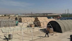 بناء مستشفى ميداني في قطاع غزة بالقرب من معبر إيرز. (Screenshot from the Friend Ships-Project-Camp Gaza Facebook page)