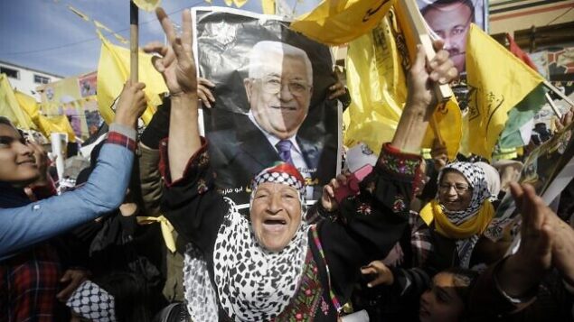 أنصار حركة فتح الفلسطينية ، يحملون صورة رئيس فتح ورئيس السلطة الفلسطينية محمود عباس ، خلال تجمع حاشد للاحتفال بالذكرى 55 لتأسيس الحزب السياسي ، في مدينة غزة في 1 يناير 2020  Mohammed Abed/AFP