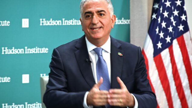 رضا بهلوي، ولي العهد الإيراني السابق، يتحدث عن الأحداث الجارية في إيران في معهد هدسون في واشنطن العاصمة، 15 يناير 2020. (EVA HAMBACH/AFP)