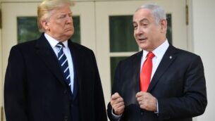 الرئيس الأمريكي دونالد ترامب يستقبل رئيس الوزراء الإسرائيلي بينامين نتنياهو عند وصوله للقاء معه في الحديقة الجنوبية للبيت الأبيض بالعاصمة واشنطن، 27 يناير، 2020.  (Photo by SAUL LOEB / AFP)
