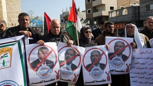متظاهرون فلسطينيون يهتفون شعارات ويحملون صورا للرئيس الأمريكي دونالد ترامب ورئيس الوزراء الإسرائيلي بينامين نتنياهو  في تظاهرة ضد خطة السلام المتوقعة للرئيس الأمريكي دونالد ترامب في رفح بجنوب قطاع غزة، 28 يناير،  2020. ( SAID KHATIB / AFP)