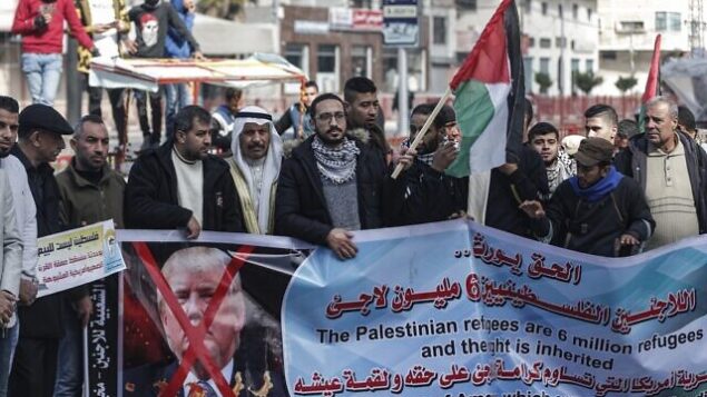 متظاهرون فلسطينيون في تظاهرة ضد خطة الرئيس الأمريكي دونالد ترامب للسلام في مخيم البريج بوسط قطاع غزة، 28 يناير، 2020. (MAHMUD HAMS / AFP)