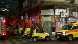 مسعفون في الموقع الذي عُثر فيه على جثتي شابتين في القدس بعد سقوطهما كما يبدو من مبنى عال في 20 يناير، 2020.  (Magen David Adom)