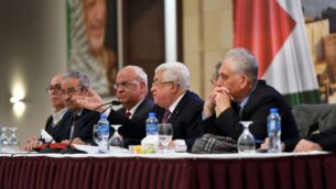 رئيس السلطة الفلسطينية محمود عباس يتحدث إلى مسؤولين فلسطينيين في رام الله، 28 يناير 2020. (Wafa)