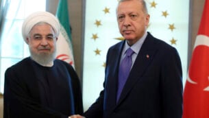 الرئيس التركي رجب طيب أردوغان، يمين، يستقبل نظيره الإيراني حسن روحاني قبل اجتماعهما في قصر شانكايا بالعاصمة التركية أنقرة، 16 سبتمبر، 2019.   (Presidential Press Service via AP, Pool)
